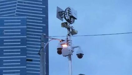 墨尔本街头惊现持枪神秘人 监控捕捉紧张一幕，警方迅速介入